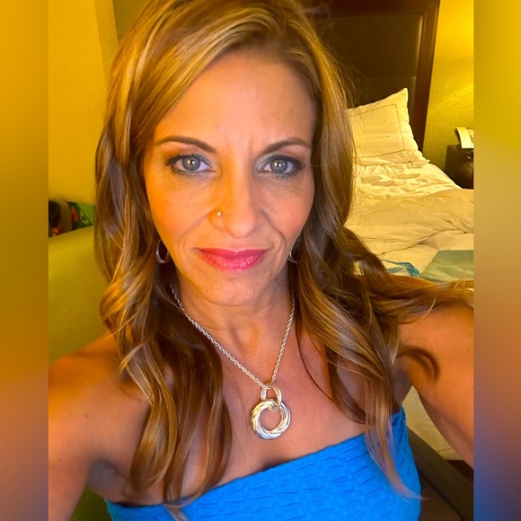 Meet your Posher, Tiffany - Picture 1 of 3